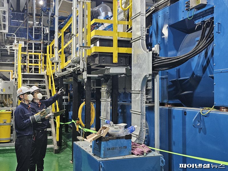 SK이노베이션 울산Complex 구성원들이 가스엔진 발전기를 점검하고 있다. SK이노베이션 제공