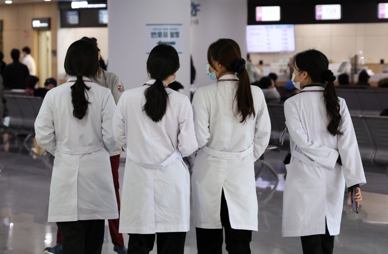서울 시내 한 대학병원에서 의료진이 발걸음을 옮기고 있다. 뉴스1