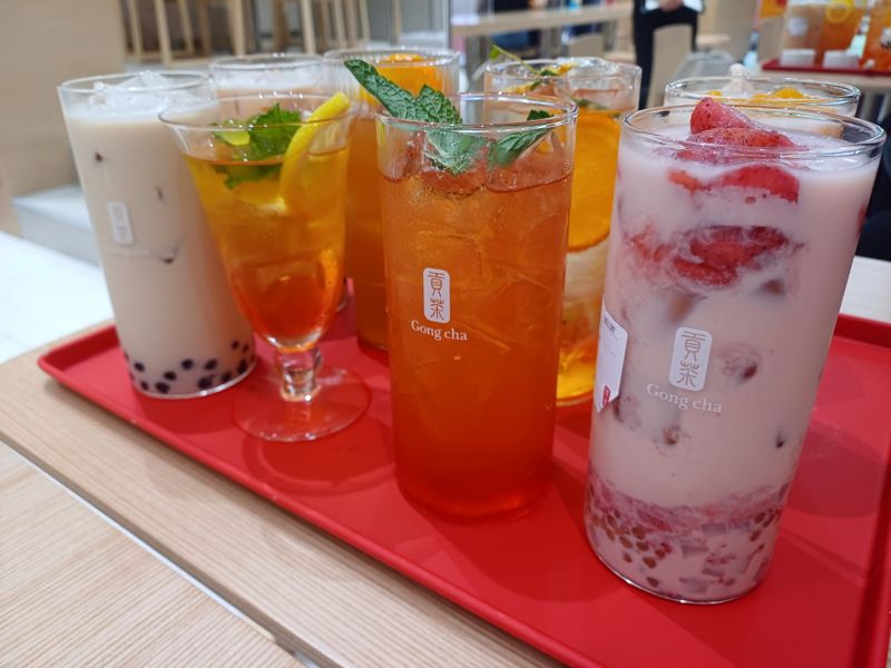 공차 컨셉스토어 선릉역점의 한정 메뉴와 대표 메뉴들. 왼쪽부터 각각 스페셜 티(2종), 프룻티(2종), 티 칵테일(2종), 공차 미니펄 음료(2종).  