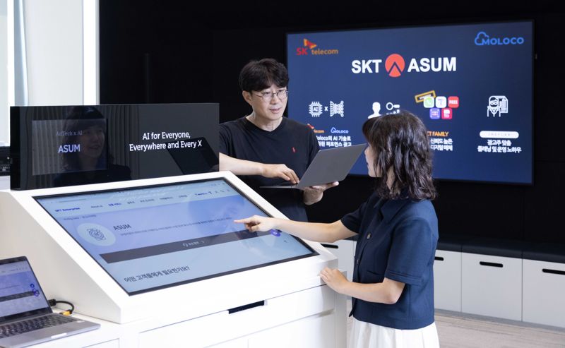 SKT 직원들이 몰로코와 함께 개발한 AI 기반 광고 플랫폼 &#39;어썸 2.0&#39;을 확인하고 있다. SKT 제공