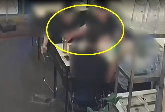 가게 바닥에 맥주 쏟는 중구청 공무원 일행 [아프니까 사장이다 캡처] 가게 바닥에 맥주 쏟는 중구청 공무원 일행 [아프니까 사장이다 캡처]