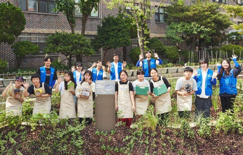 <span id='_stock_code_086280' data-stockcode='086280'>현대글로비스</span> 임직원들이 이달 환경의 달을 맞아 서울 상원초등학교 학생들과 도심 생태숲을 조성하고 기념촬영을 하고 있다. 현대글로비스 제공