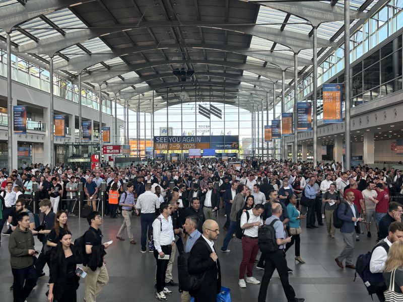 독일 뮌헨 전시컨벤션센터에서 열린 ‘인터배터리 유럽 2024’의 마지막 날인 21일(현지시간) 관람객들이 다양한 배터리 기술을 살펴보고 있다. 사진 제공&#x3D;코엑스