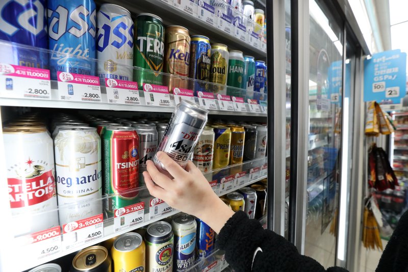 GS25는 매주 목·금·토·일요일에 맥주 4입 번들을 1만원에 판매하는 프로모션을 진행한다. 6일 오후 서울 시내의 한 편의점에 맥주가 진열돼있다. 뉴스1