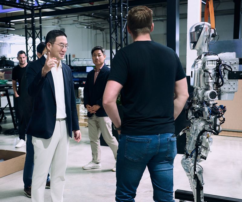 구광모 LG그룹 회장(왼쪽 첫번째)이 미국 실리콘밸리에 위치한 로봇 개발 스타트업 &#39;피규어 AI&#39;를 방문해 휴머노이드 로봇 &#39;피규어 원&#39;을 살펴보고 있다. LG 제공
