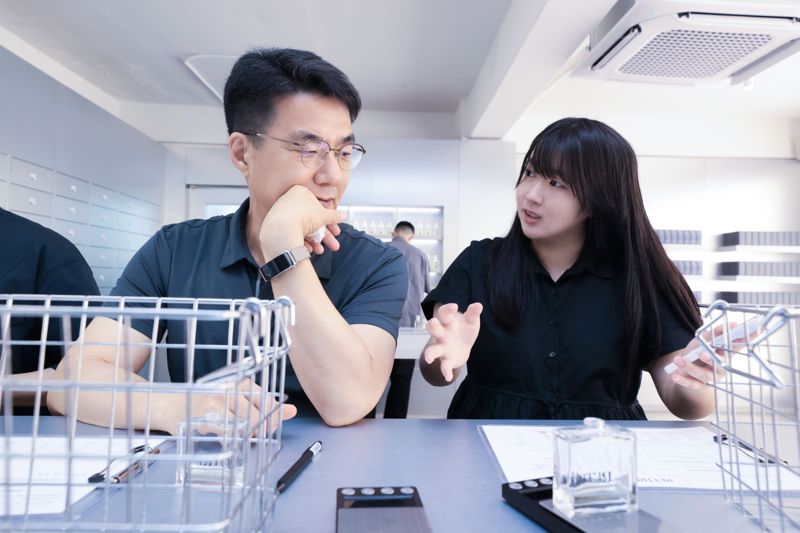 지난 20일 서울시 성수동 서울숲 인근에서 진행된 '찐심데이'에 참여한 LG유플러스 임원 및 대학생들이 향수공방 체험을 함께하고 있다. LG유플러스 제공