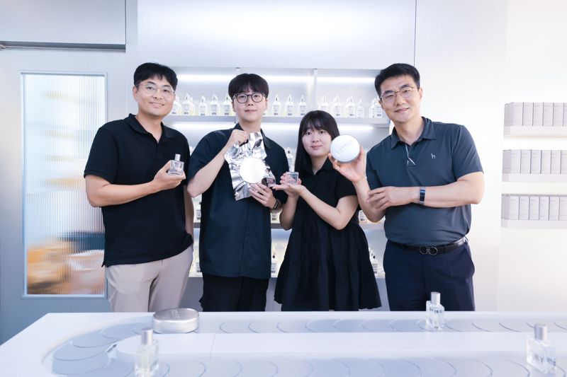 지난 20일 서울시 성수동 서울숲 인근에서 진행된 '찐심데이'에 참여한 LG유플러스 임원 및 대학생들이 향수공방 체험을 함께하고 있다. LG유플러스 제공