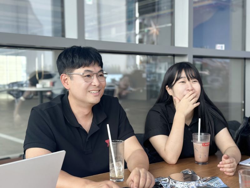 지난 20일 서울시 성수동 서울숲 인근에서 진행된 '찐심데이'에 참여한 김귀현 LG유플러스 담당(왼쪽)과 대학생 김예지 씨가 카페에서 이야기를 나누고 있다. LG유플러스 제공