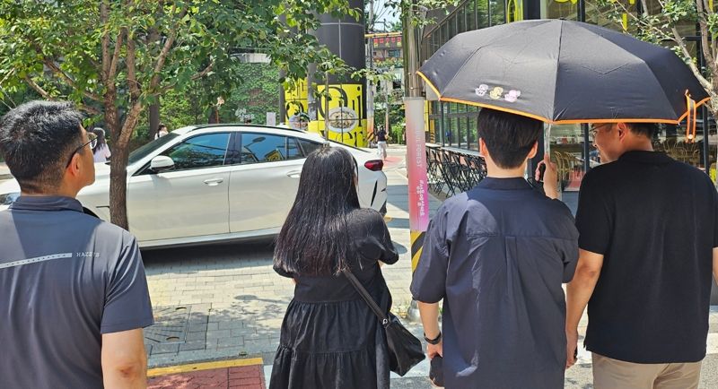 지난 20일 서울시 성수동 서울숲 인근에서 진행된 '찐심데이'에 참여한 LG유플러스 임원 및 대학생들이 일정을 함께하고 있다. 사진=김준혁 기자