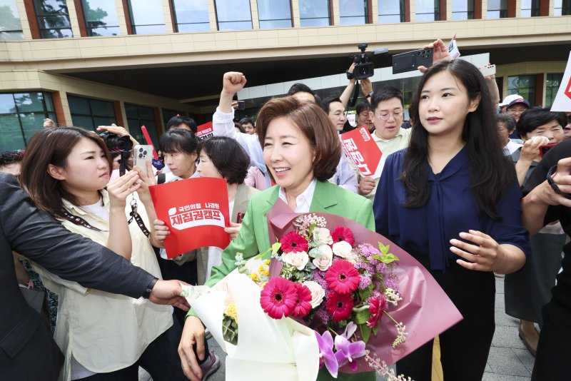 나경원 국민의힘 의원이 23일 오후 서울 여의도 소통관에서 열린 당대표 출마선언 기자회견을 마친 뒤 꽃다발을 들고 이동하고 있다. &#x2F;사진&#x3D;뉴시스화상