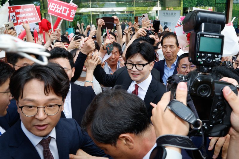 한동훈 전 국민의힘 비상대책위원회 위원장이 23일 오후 서울 여의도 국회 소통관에서 국민의힘 7·23 전당대회 당 대표 출마 선언을 마친 뒤 지지자들에 둘러싸여 있다.  &#x2F;사진&#x3D;뉴스1화상