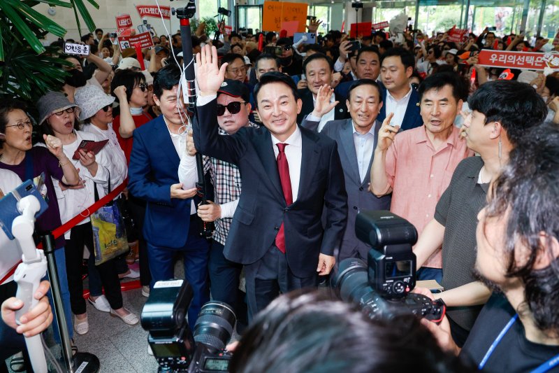 원희룡 전 국토교통부 장관이 23일 오후 서울 여의도 국회 소통관에서 국민의힘 7·23 전당대회 당 대표 출마 선언을 하기 전 지지자를 향해 손들고 있다. &#x2F;사진&#x3D;뉴스1화상