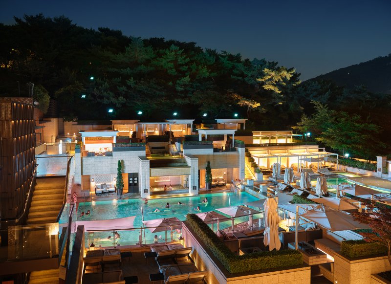 서울신라호텔은 본격적인 여름이 시작되는 오는 7월 5일부터 초가을에 접어드는 11월 16일까지 15차례에 걸쳐 풀 파티를 개최한다. 호텔신라 제공