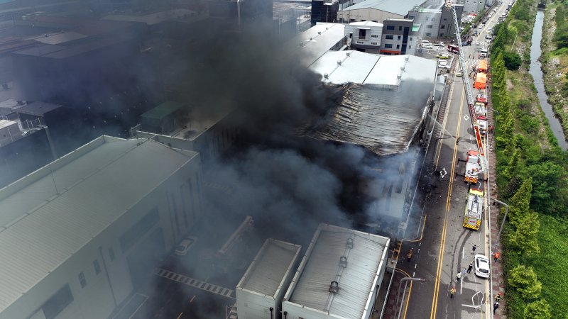 24일 오전 경기 화성시 서신면의 일차전지 제조 업체인 아리셀 공장에서 불이 나 소방 당국이 진화에 나섰다. 이 사고로 공장 내부 관계자 20여명이 공장 2층에서 대피하지 못한 것으로 알려졌다. 이 중 10명은 소재 파악이 안되는 것으로 파악됐다. 사진은 연기가 치솟는 공장 건물. (독자제공)2024.6.24/뉴스1 /사진=뉴스1