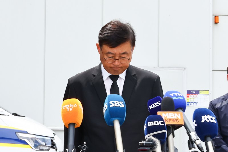 [화성&#x3D;뉴시스] 김종택 기자 &#x3D; 25일 오후 화성시 서신면 리튬전지 공장인 아리셀에서 박순관 <span id='_stock_code_096630' data-stockcode='096630'>에스코넥</span> 대표가 23명의 사망자를 낸 사고가 발생한 것에 대해 고개 숙여 사과하고 있다. (공동취재) 2024.06.25. photo@newsis.com &#x2F;사진&#x3D;뉴시스