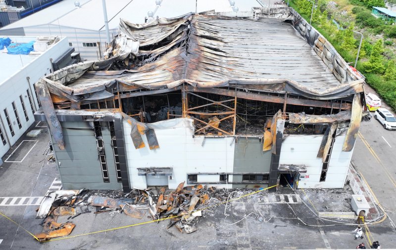 25일 오전 경기 화성시 서신면 일차전지 제조 공장 아리셀 건물이 불에 타 검게 그을려 있다. &#x2F;사진&#x3D;뉴시스