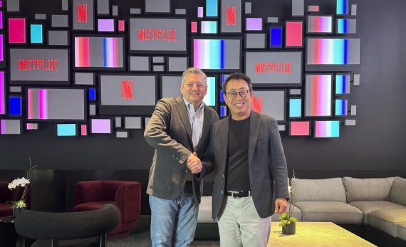 지난 5월 17일 미국 로스앤젤레스에 위치한 넷플릭스 본사에서 유영상 SKT CEO(오른쪽)과 테드 서랜도스 넷플릭스 공동 CEO가 사업 협력을 위한 미팅을 마치고 기념사진을 촬영하고 있다. SKT 제공
