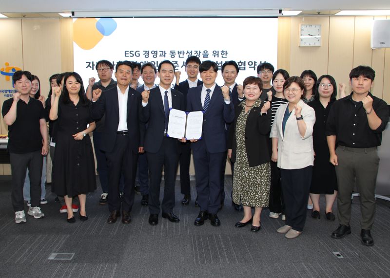 Sh수협은행은 지난 11일 한국장애인고용공단과 장애인 일자리 창출을 위한 ‘자회사형 장애인 표준사업장’ 설립 협약을 체결했다. 사진&#x3D;Sh수협은행 제공