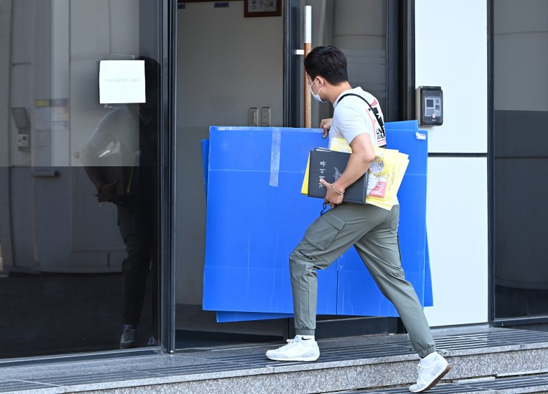  31명의 사상자가 발생한 경기도 화성시 리튬 배터리 공장에서 지난 26일 경찰과 고용노동부 관계자들이 압수수색을 하고 있다. &#x2F;사진&#x3D;뉴시스