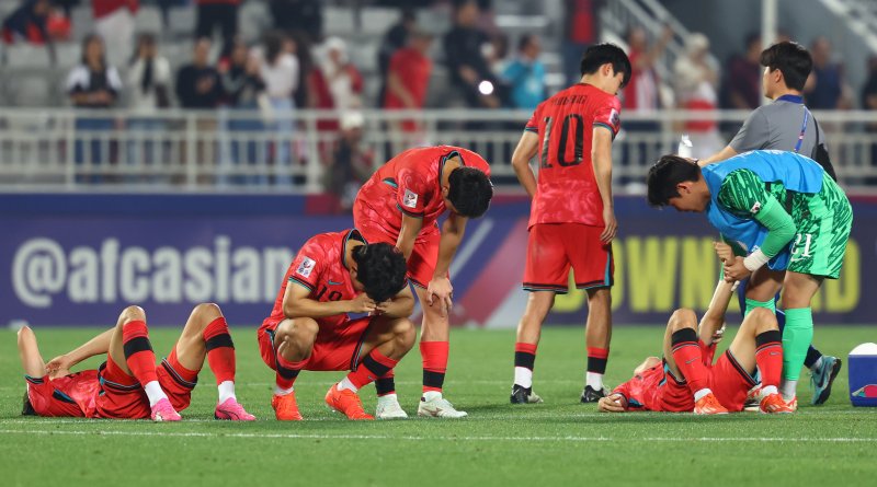 카타르 도하 압둘라 빈 칼리파 스타디움에서 열린 2024 아시아축구연맹(AFC) U-23 아시안컵 8강전 대한민국과 인도네시아의 경기, 승부차기에서 10대11로 패배하며 올림픽 본선 진출이 좌절된 한국 선수들이 아쉬워하고 있다.  &#x2F; 사진 &#x3D; 뉴시스