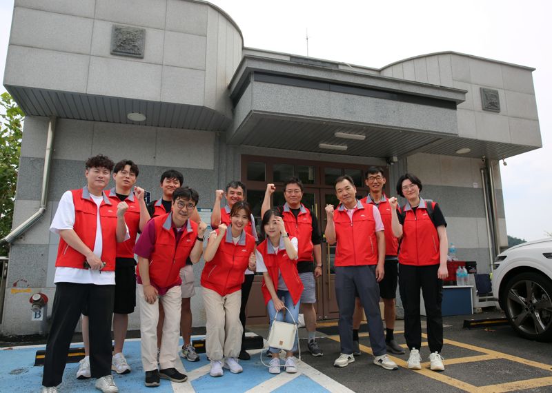 ABL생명은 지난 27일 서울 종로구에 위치한 아동복지시설 선덕원에서 환경미화 봉사활동을 실시했다고 28일 밝혔다. 사진&#x3D;ABL생명 제공 