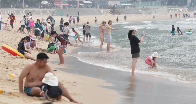 지난 19일 부산 해운대해수욕장을 찾은 관광객 등 피서객들이 물놀이를 하며 더위를 식히고 있다. 2024.6.19&#x2F;뉴스1 ⓒ News1 윤일지 기자 &#x2F;사진&#x3D;뉴스1