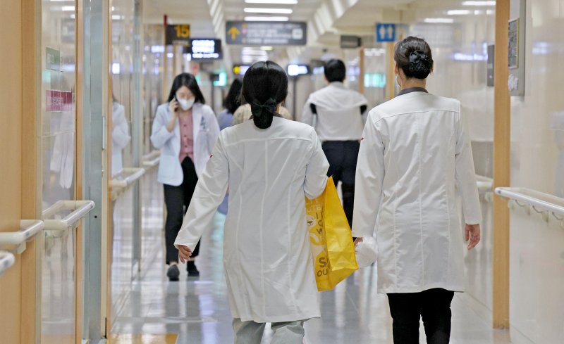 서울 시내 한 대학병원에서 의료진이 이동하고 있다. 뉴스1