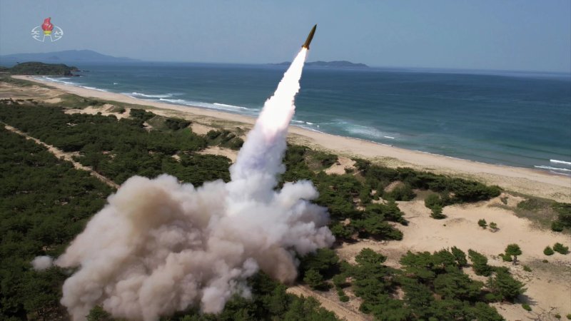 지난 5월 17일 동해상에서 진행된 새로운 자치유도항법체계를 도입한 북한 전술탄도미사일 시험사격 모습 (사진&#x3D;조선중앙TV 캡처) &#x2F;사진&#x3D;뉴시스