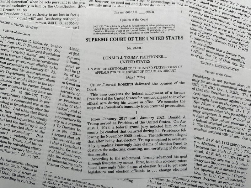 미국 대법원이 1일(현지시간) 6-3 결정으로 대통령은 퇴직 후에도 일부 면책 특권을 갖는다며 도널드 트럼프 전 대통령의 대선 뒤집기 시도에 대한 면책 특권 적용 여부를 하급심에 넘겼다. 사진은 이날 공개된 존 로버츠 대법원장의 주류파 판결문. AP 뉴시스