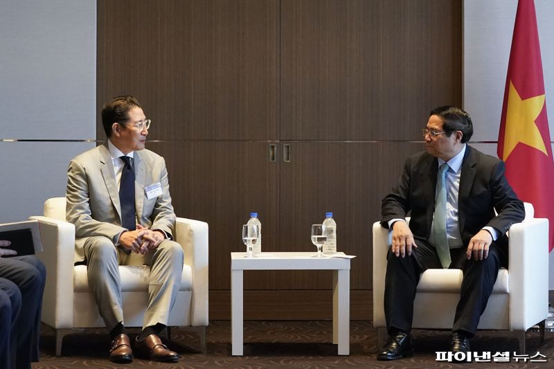 효성 조현준 회장(왼쪽)이 지난 1일 팜 민 찐 베트남 총리와 만나 미래사업 협력방안에 대해 논의하고 있다. 효성 제공