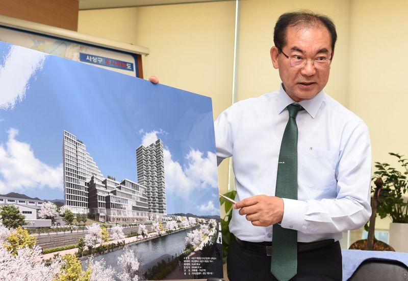 조병길 부산시 사상구청장이 사상구 학장동에 들어설 지식산업센터에 대해 설명하고 있다. 사상구 제공 