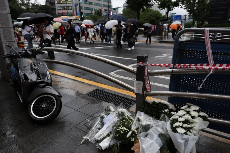 2일 지난 밤 대형 교통사고가 발생한 서울 중구 시청역 7번출구 인근 사고 현장에 국화와 추모글이 놓여 있다. &#x2F;사진&#x3D;연합뉴스