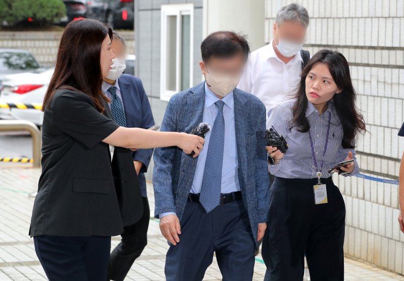 '<span id='_stock_code_030200' data-stockcode='030200'>KT</span> 일감 몰아주기 의혹'의 핵심 인물로 꼽히는 황욱정 KDFS 대표가 지난해 7월 13일 서울 서초구 서울중앙지법에서 열린 영장실질심사에 출석하고 있다. /사진=뉴스1