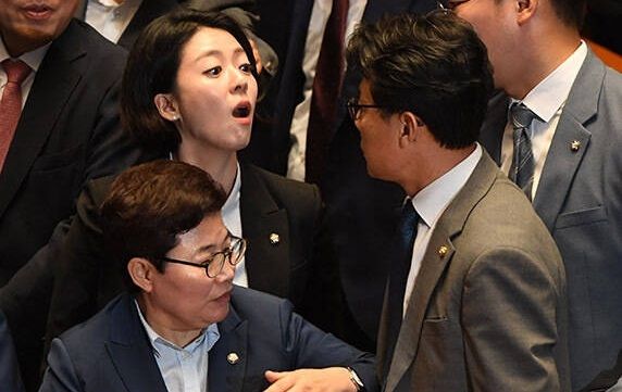 배현진 의원과 진성준 민주당 의원이 지난 4일 국회 본회의서 충돌했다. MBC뉴스 갈무리