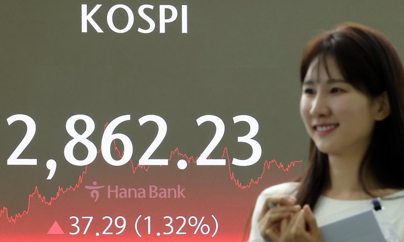 5일 오후 서울 중구 하나은행 본점 딜링룸 전광판에 증시 종가가 표시되고 있다. 이날 코스피 지수는 전 거래일 대비 37.29p(1.32%) 오른 2,862.23, 코스닥 지수는 6.68p(0.79%) 오른 847.49으로 장을 마감했다. 2024.7.5/뉴스1 ⓒ News1 박정호 기자 /사진=뉴스1