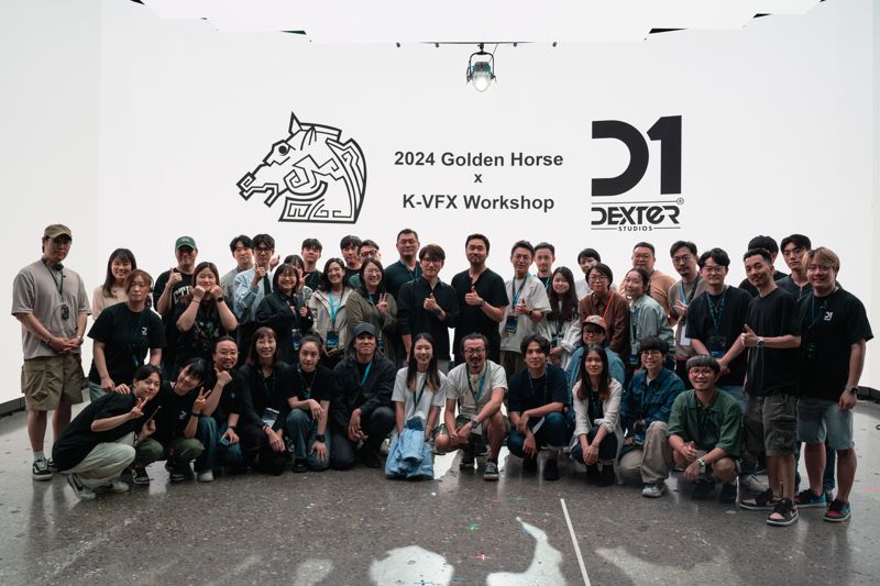 대만금마장영화제 워크숍 참가자들이 지난 10일 <span id='_stock_code_206560' data-stockcode='206560'>덱스터</span>스튜디오를 찾아 버추얼 스튜디오 D1에서 기념촬영을 했다. / 사진=덱스터 제공