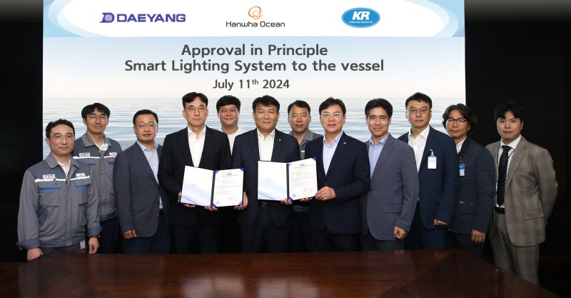 <span id='_stock_code_042660' data-stockcode='042660'>한화오션</span>, <span id='_stock_code_108380' data-stockcode='108380'>대양전기공업</span>, 한국선급 등 3사 관계자들이 스마트 조명 제어 시스템 개념승인 수여식을 마친 뒤 기념 촬영을 하고 있다. 한화오션 제공