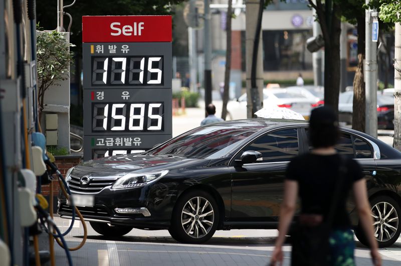 유류세 인하율 축소에 따른 기름값 상승세가 이어지고 있는 가운데 14일 서울의 한 주유소의 휘발윳값이 1715원을 나타내고 있다. 한국석유공사 유가정보시스템에 따르면, 지난 7일부터 11일까지의 이번 주 전국 주유소 휘발유 평균 판매가격은 지난 주보다 24원 30전 올라 리터당 1706원 60전으로 집계됐다. 3주 연속 상승세로, 5월 셋째 주 이후 8주 만에 평균 1700원 선을 넘었다. 사진&#x3D;뉴스1