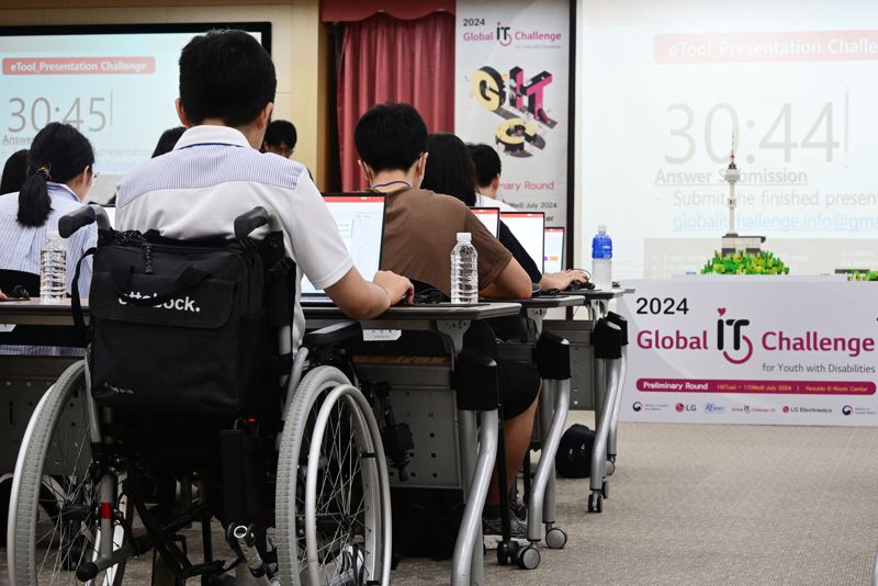 지난 16일 서울 여의도에서 열린 예선 대회에 참가한 한국 장애 청소년들이 &#39;파워포인트 활용 능력 평가&#39;를 진행 중인 모습. <span id='_stock_code_003550' data-stockcode='003550'>LG</span>전자 제공