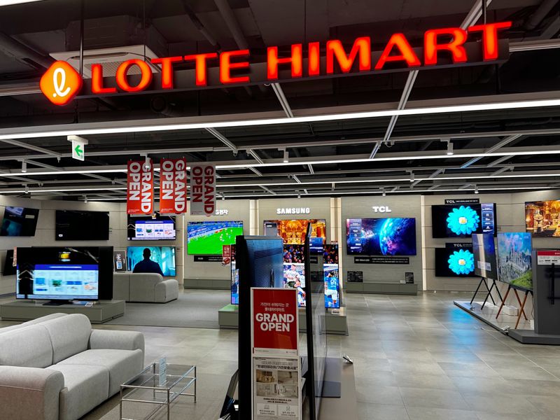 <span id='_stock_code_071840' data-stockcode='071840'>롯데하이마트</span>가 18일 가전과 가구의 콜라보 매장인 &#39;롯데하이마트 <span id='_stock_code_009240' data-stockcode='009240'>한샘</span>광교점&#39;의 문을 연다. 롯데하이마트