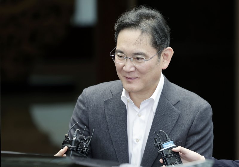 이재용 <span id='_stock_code_005930' data-stockcode='005930'>삼성전자</span> 회장이 지난 14일 인도 방문을 마치고 서울 강서구 김포공항을 통해 귀국하고 있는 모습. /사진=뉴시스