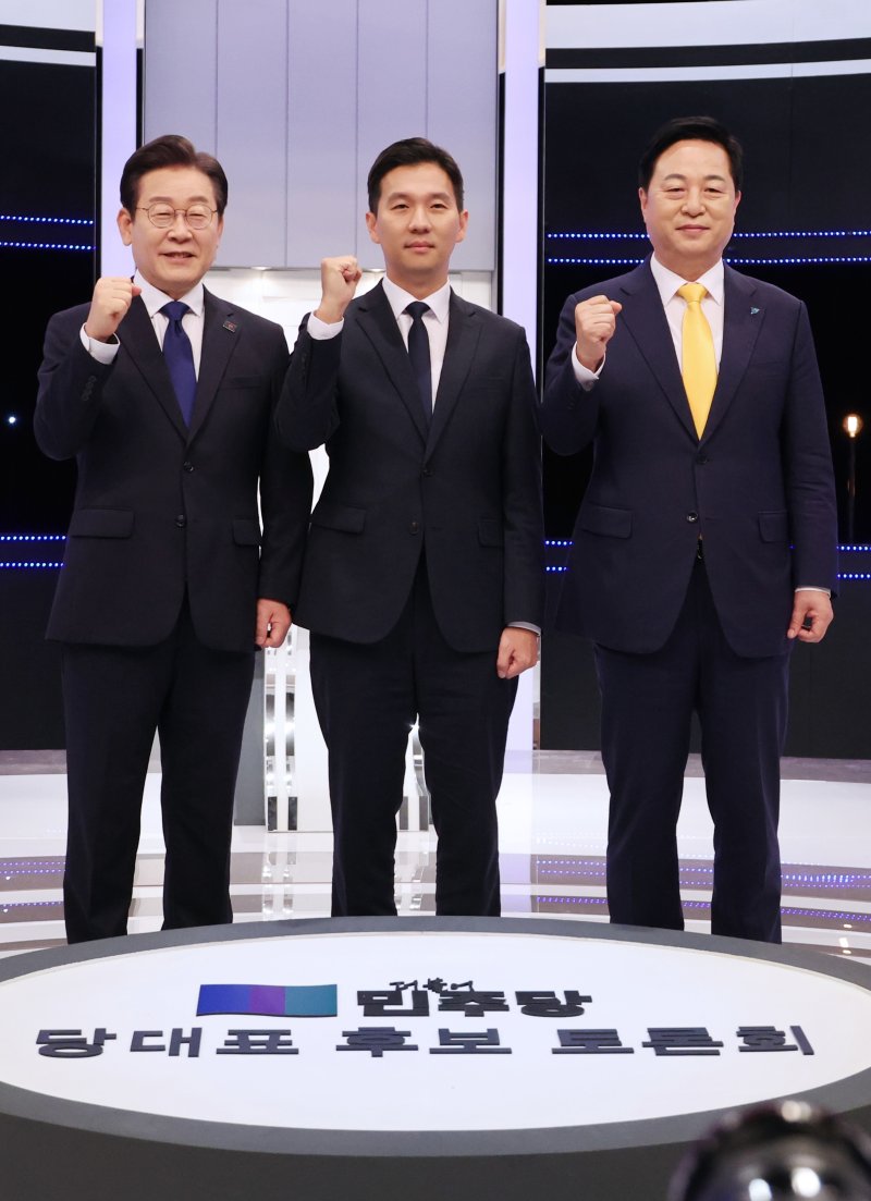 이재명(왼쪽부터), 김지수, 김두관 더불어민주당 대표 후보가 24일 오후 서울 여의도 KBS에서 열린 2차 토론회를 시작하기 앞서 기념 포즈를 취하고 있다. 뉴스1