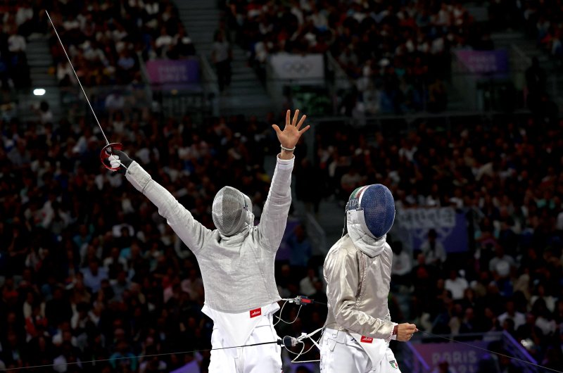 오상욱(왼쪽)이 27일(현지시간) 프랑스 파리 그랑 팔레에서 열린 2024 파리올림픽 펜싱 남자 사브르 개인 준결승전에서 루이지 사멜레(이탈리아)를 물리친 뒤 환호하고 있다. 로이터 연합