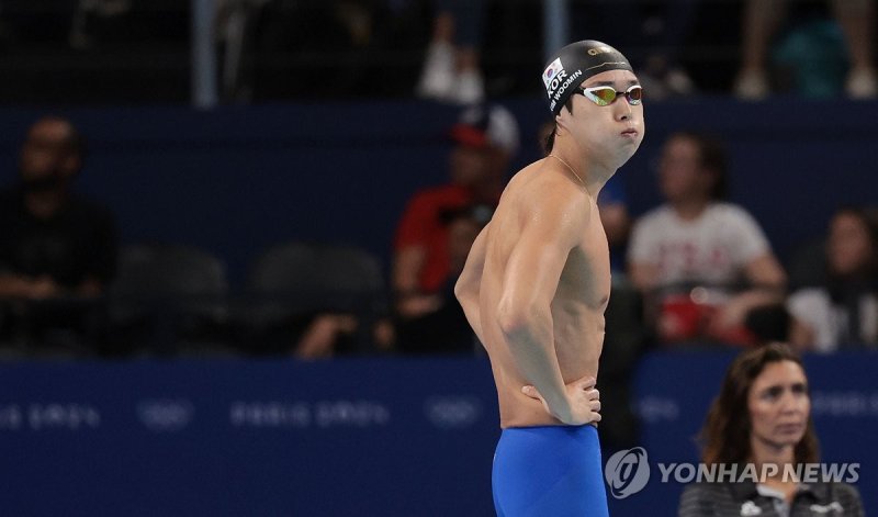 27일(현지시간) 프랑스 파리 라데팡스 아레나에서 열린 2024 파리올림픽 수영 남자 자유형 400m 예선에서 김우민이 출발선에 서고 있다. 연합뉴스