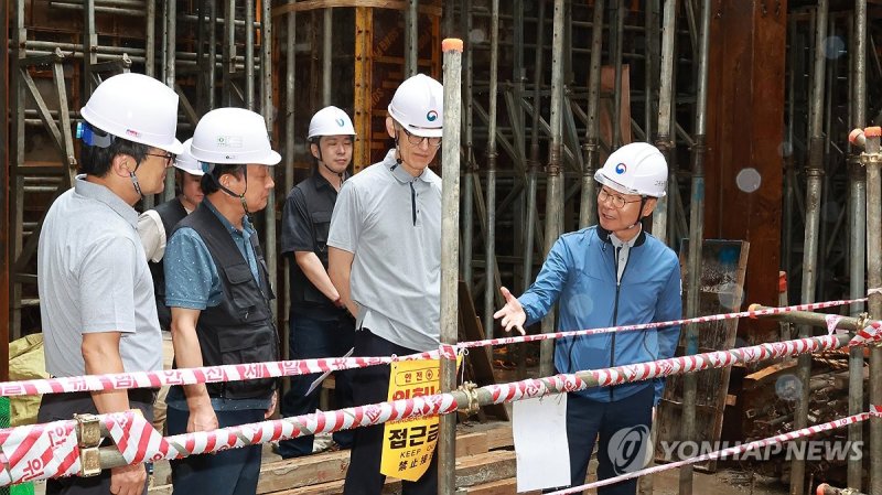 이정식 고용노동부 장관이 8일 서울 중구 근린생활시설 신축 현장을 방문해 집중호우와 폭염 대비 관리실태를 점검하고 있다. 