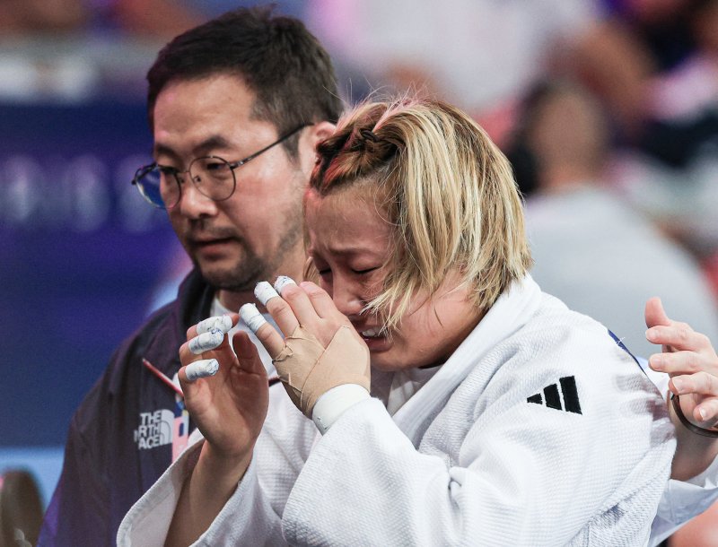 (파리(프랑스)&#x3D;뉴스1) 박정호 기자 &#x3D; 대한민국 유도대표팀 김지수 선수가 30일 오후(한국시간) 프랑스 파리 샹 드 마르스 아레나에서 열린 2024 파리올림픽 유도 여자 -63kg 패자부활전 오스트리아 루브자나 피오베사나 선수와의 경기에서 패배한 후 경기장을 나서고 있다. 2024.7.30&#x2F;뉴스1 &#x2F;사진&#x3D;뉴스1화상