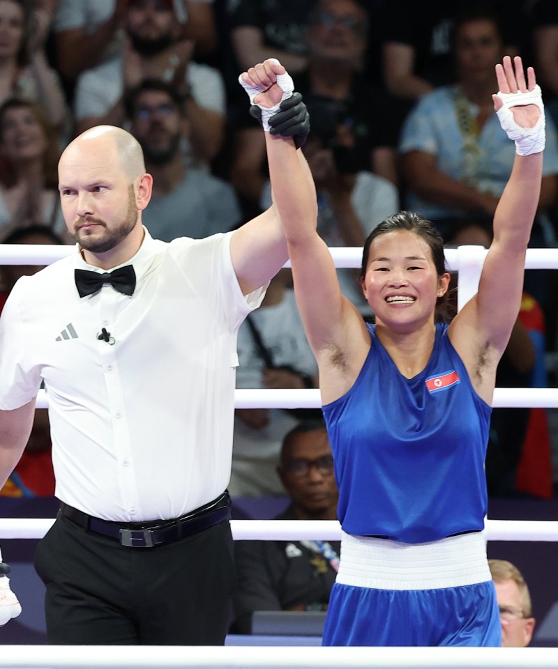 1일(현지시간) 프랑스 파리 노스 아레나 2024 파리 올림픽 복싱 여자 54㎏급 8강전에서 북한 방철미가 모로코 위다드 베르탈에게 승리를 거둔 뒤 기뻐하고 있다.