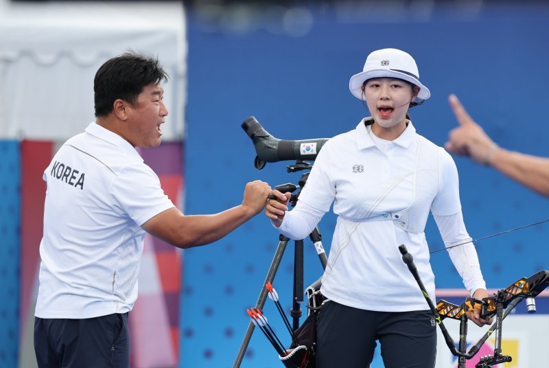 프랑스 파리 레쟁발리드에서 열린 2024 파리올림픽 양궁 여자 개인전 인도네시아의 레자 옥타비아와의 32강 경기에서 임시현이 과녁을 조준하기 앞서 양창훈 감독과 파이팅을 외치고 있다. &#x2F; 사진 &#x3D; 연합뉴스 