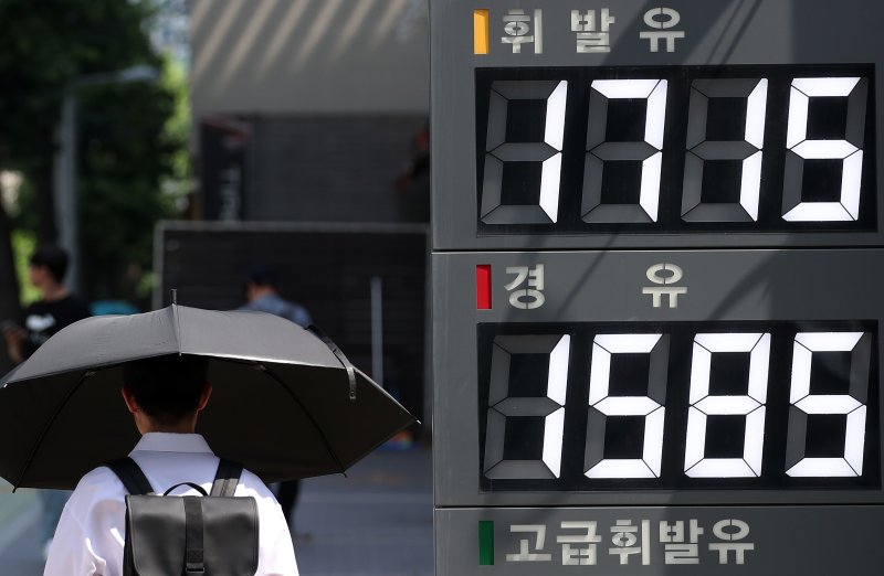 (서울&#x3D;뉴스1) 오대일 기자 &#x3D; 유류세 인하율 축소에 따른 기름값 상승세가 이어지고 있는 가운데 14일 서울의 한 주유소의 휘발윳값이 1,715원을 나타내고 있다. 한국석유공사 유가정보시스템에 따르면, 지난 7일부터 11일까지의 이번 주 전국 주유소 휘발유 평균 판매가격은 지난 주보다 24원 30전 올라 리터당 1,706원 60전으로 집계됐다. 3주 연속 상승세로, 5월 셋째 주 이후 8주 만에 평균 1,700원 선을 넘었다. 2024.7.14&#x2F;뉴스1 &#x2F;사진&#x3D;뉴스1화상
