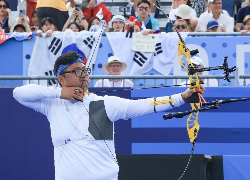 대한민국 양궁 대표팀 김우진 선수가 2일 오후(한국시간) 프랑스 파리 앵발리드에서 진행된 파리올림픽 양궁 혼성 단체 금메달 결정전 독일의 미셸 크로펜, 플로리안 칼룬드 조와의 경기에서 활시위를 당기고 있다. 2024.8.2&#x2F;뉴스1 ⓒ News1 박정호 기자 &#x2F;사진&#x3D;뉴스1